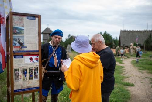 Uczestnicy oraz goście podczas inscenizacji i wydarzenia.